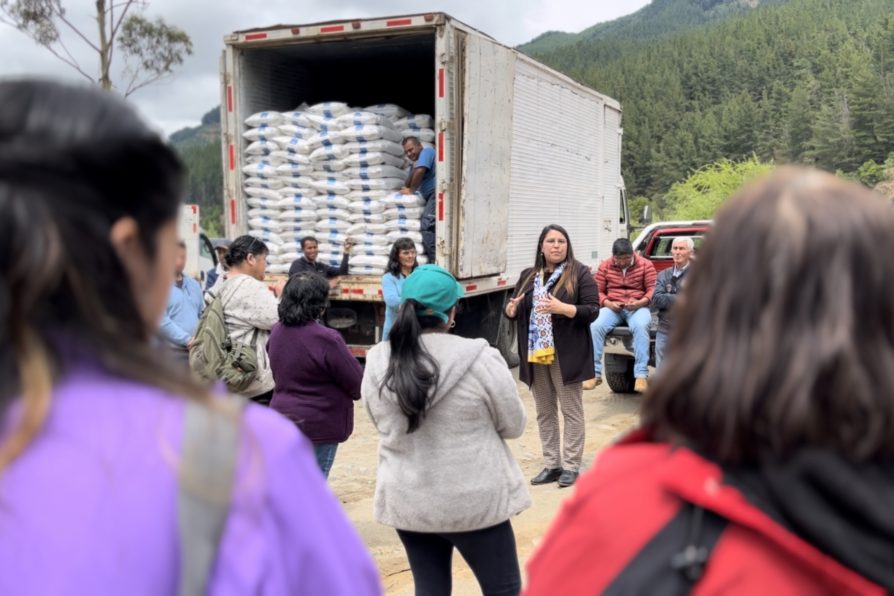 Usuarios de Indap de Colbún y Linares recibieron fertilizantes para siembras de primavera