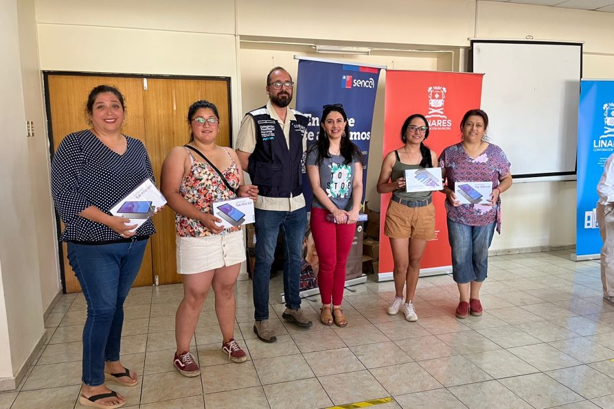 Gobierno entregó Tablet a 63 mujeres de Linares para capacitarse digitalmente