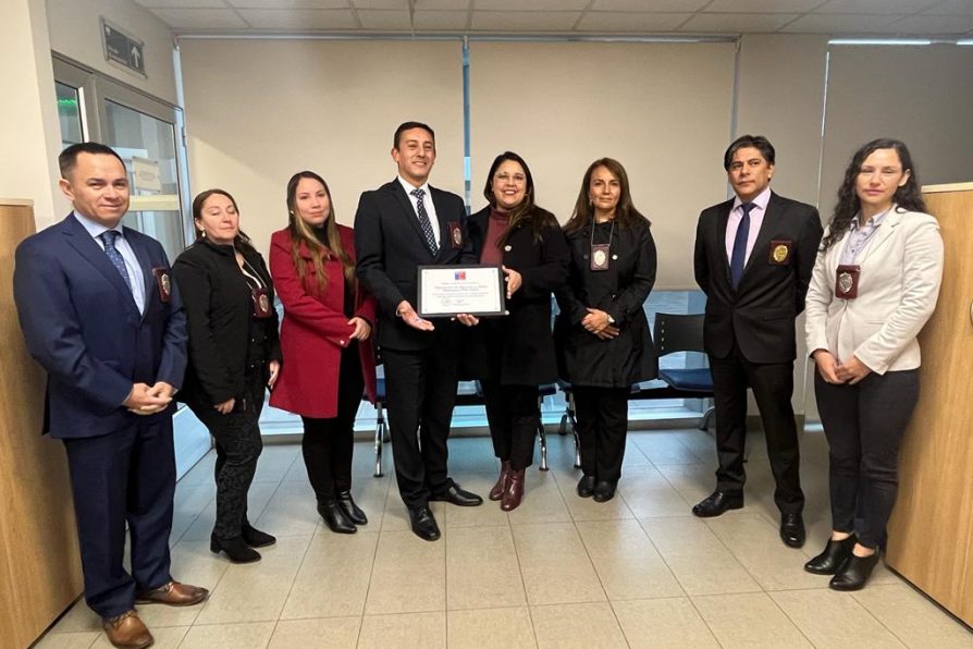 Delegada Priscila González entregó reconocimiento a Departamento de Migraciones y Policía Internacional de la PDI Linares