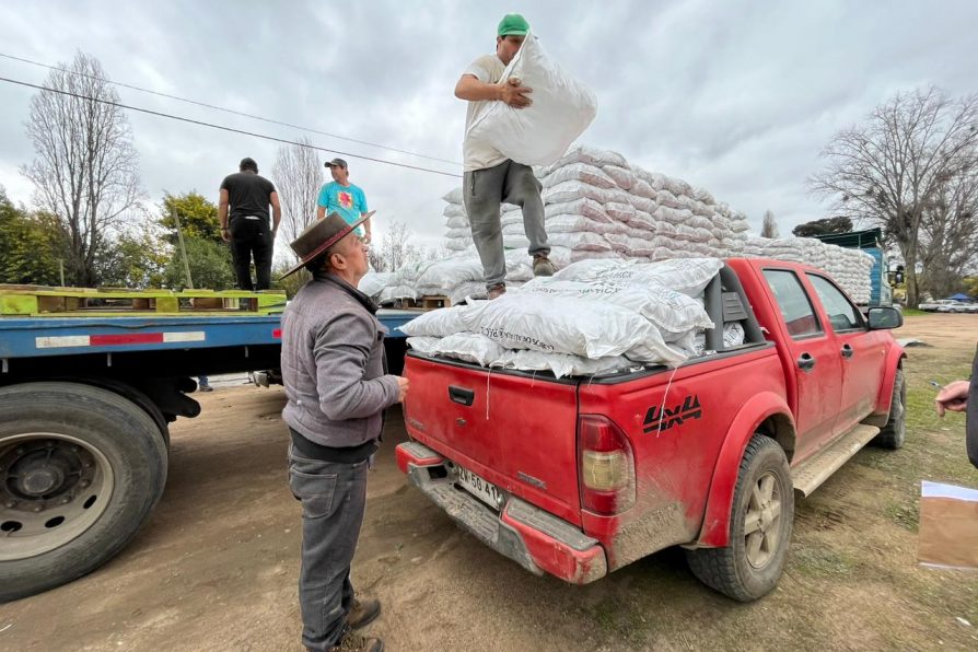 Gobierno continúa entregando ayuda a productores agrícolas afectados por la emergencia climática