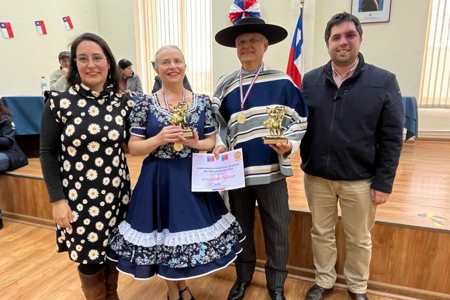 Pareja de Yerbas Buenas obtuvo el primer lugar en campeonato provincial de cueca del adulto mayor 2023