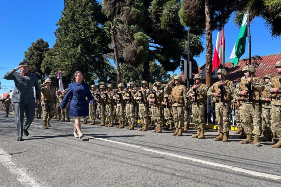 Delegada Aly Valderrama lideró los desfiles por fiestas patrias en la provincia de Linares