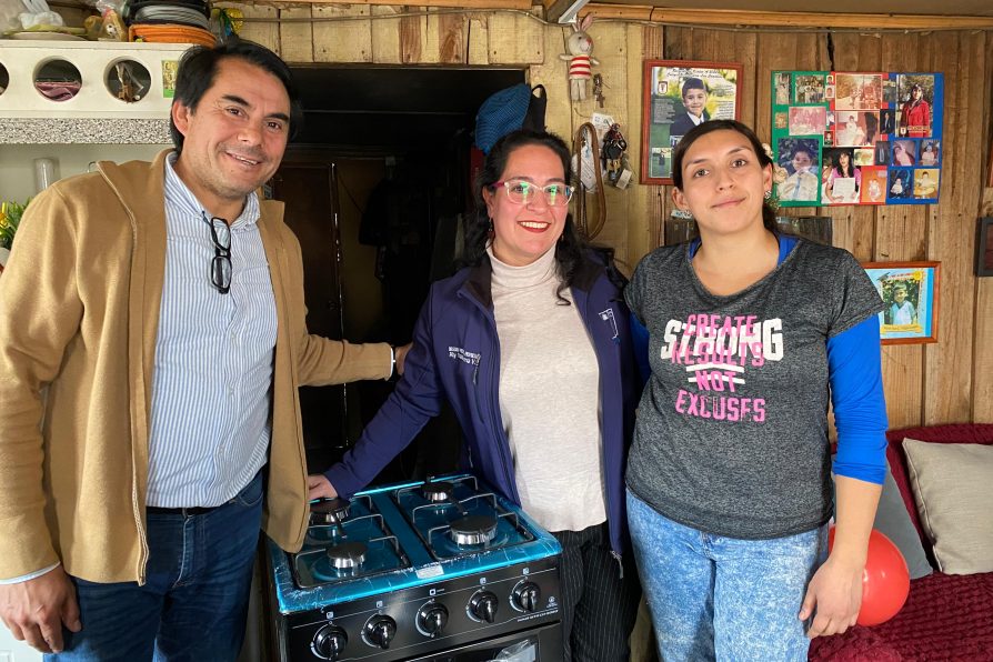 Delegada presidencial Aly Valderrama Villarroel realiza entrega de cocina y calefont a vecinas de Retiro