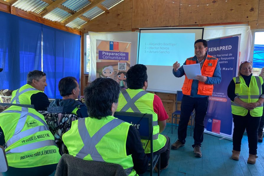 Delegación Presidencial junto con SENAPRED certifican a vecinos de la precordillera de Linares en primeros auxilios