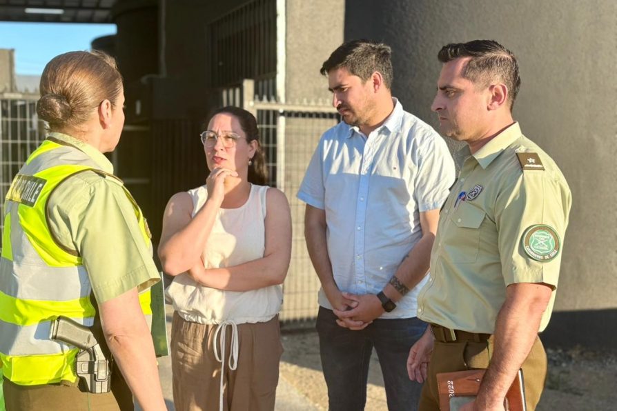 Delegada Presidencial Aly Valderrama y General Maureen Espinoza encabezaron encuentro con vecinos del Parque El Sol para fortalecer la seguridad del sector