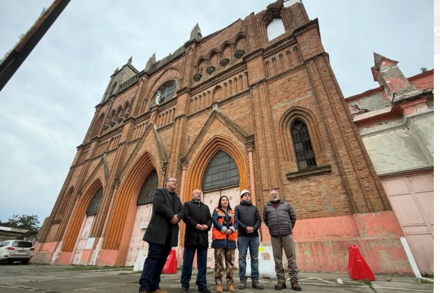 Delegado Presidencial de Linares  y SEREMI del MOP participan en visita técnica al templo Corazón de María de Linares