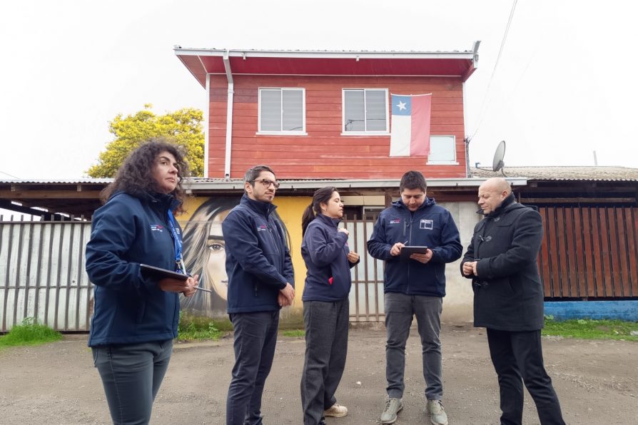 Delegado acompaña a seremi MINVU y SERVIU en la evaluación de viviendas con daños graves tras sistema frontal