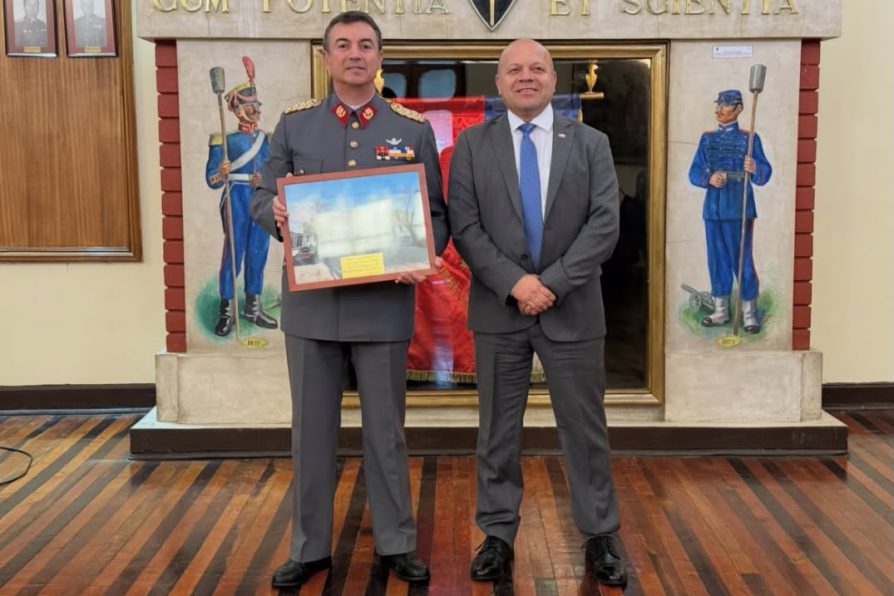 Delegado Christian González visita la Escuela de Artillería ad portas de las Glorias del Ejército